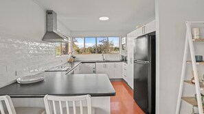 Refrigerador, microondas, horno, placa de cocina
