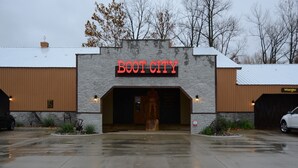 Un edificio con un cartel que dice 'Boot City' sobre la entrada.