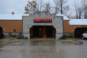 Exterior - Family-friendly three bedroom home on S US 41 in Vigo County; Terre Haute, IN. (Terre Haute)