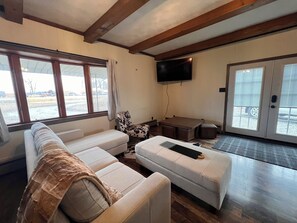 TV - Family-friendly three bedroom home on S US 41 in Vigo County; Terre Haute, IN. (Terre Haute)