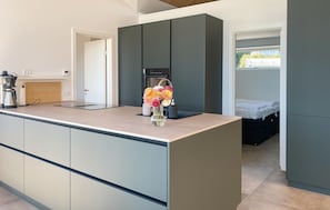 Geladeira, cooktop, lava-louças, cafeteira/chaleira