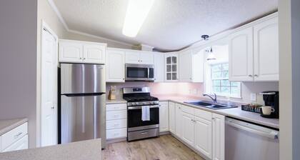 Sugarloaf Mountain Escape
Secluded 3 bedroom, 5 acres, ATV, RV and boat storage.