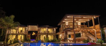 Nanku Coyote - Luxurious Beachfront Home w/ 8 Private Bedrooms and Infinity Pool
