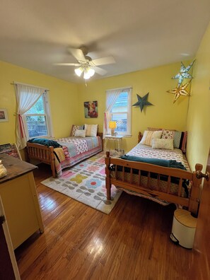 2 bedrooms, desk, iron/ironing board, travel cot - Big Star Bungalow (Fairfield)