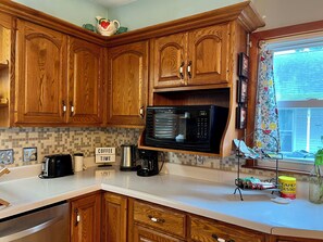 Fridge, microwave, oven, stovetop - Big Star Bungalow (Fairfield)