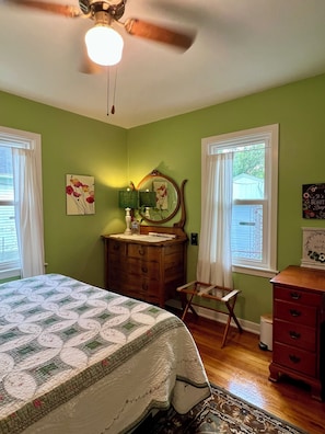 2 Schlafzimmer, Schreibtisch, Bügeleisen/Bügelbrett, Reisekinderbett
