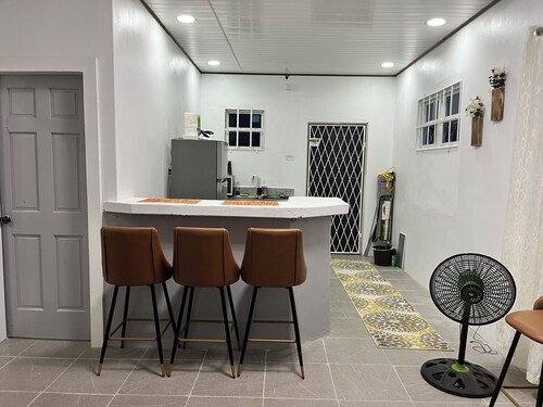 Adorable 2-bedroom house with AC in Great Diamond