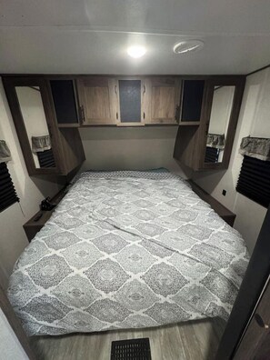 2 bedrooms, bed sheets - Fabulous RV with AC in charming Holly Beach in Cameron, La (Cameron)
