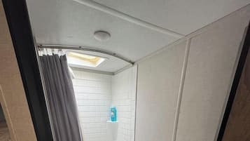 Douche, sĂšche-cheveux, serviettes fournies