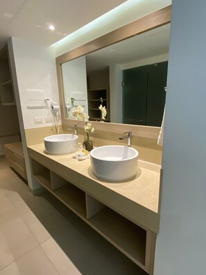 Een douche, een haardroger, handdoeken, zeep