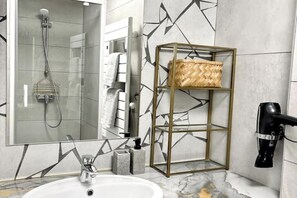 Douche, sèche-cheveux, serviettes fournies, savon
