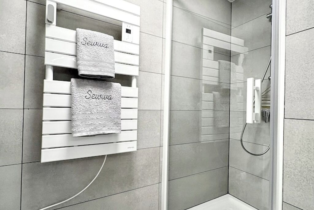 Douche, sèche-cheveux, serviettes fournies, savon