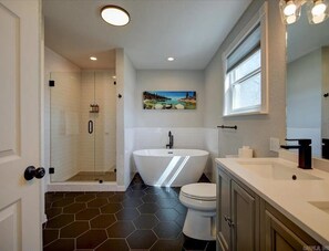 Een douche, een haardroger, handdoeken, zeep