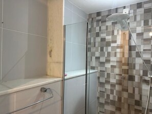 Deluxe Double Room | Bathroom | Shower, hair dryer, toilet paper - Hostel Casa 8 (Rio de Janeiro)