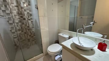 Deluxe Double Room | Bathroom | Shower, hair dryer, toilet paper