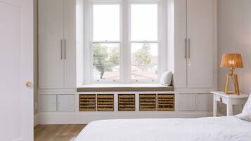 2 bedrooms, iron/ironing board, internet, bed sheets