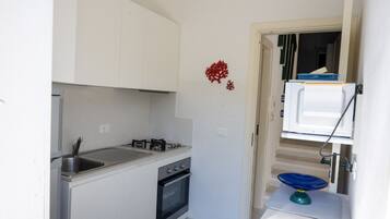 Frigorifero, microonde, forno, piano cottura