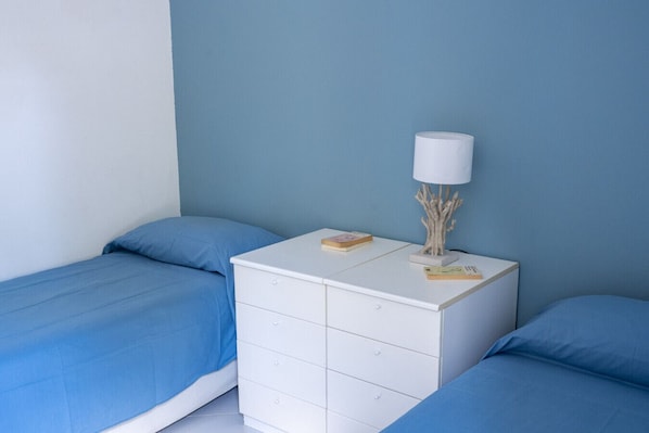2 bedrooms, desk, WiFi, bed sheets