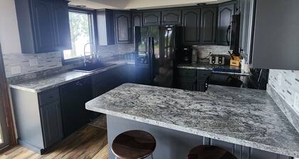 Charming 2-bedroom cabin in cool Ashby with AC