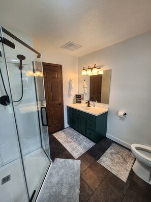 Een douche, handdoeken