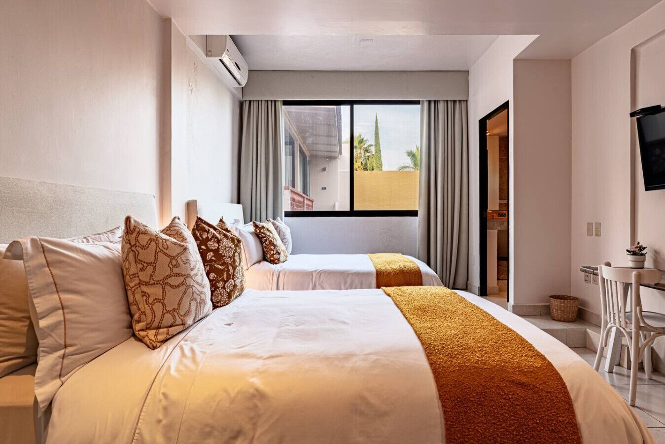 9 Schlafzimmer, Schreibtisch, WLAN, Bettwäsche