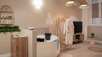 Een haardroger, handdoeken