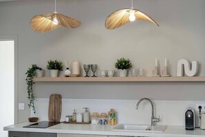 Kühlschrank, Mikrowelle, Herdplatte, Wasserkocher mit Kaffee-/Teezubehör