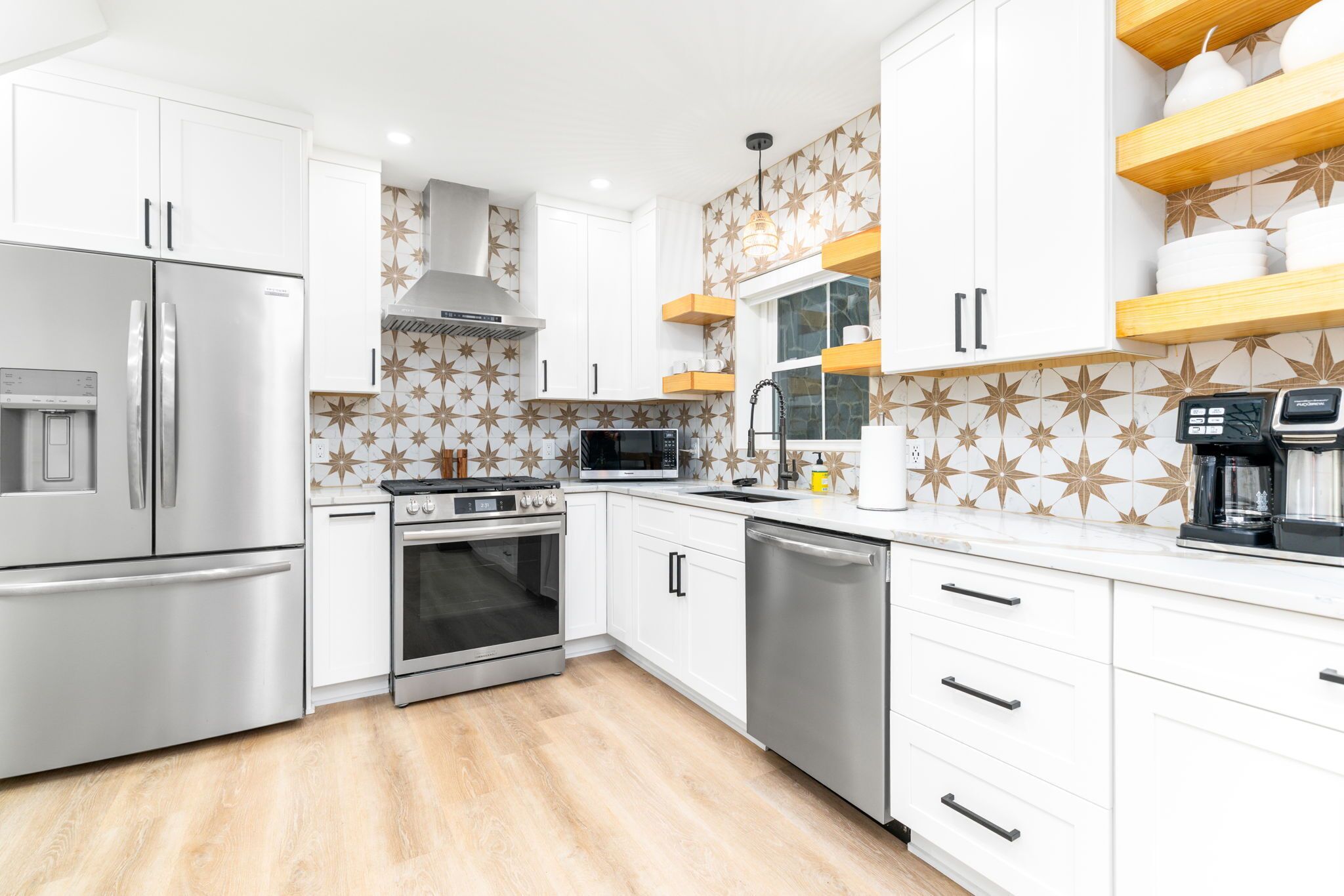 Kjøleskap, mikrobølgeovn, ovn og kokeplater