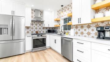 Geladeira, micro-ondas, fogão, cooktop