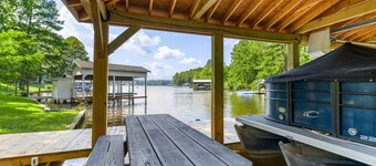 Lakefront 4BR, Hot Tub, Kayaks, Paddleboards, Fire pit, Fireplace