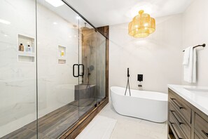 Douche, sèche-cheveux, serviettes fournies, papier toilette