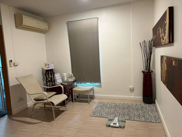 Shared Dormitory, 1 Bedroom, Accessible, Smoking | Living area
