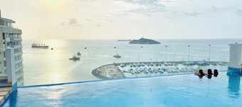 Blue Loft 14th floor, Jacuzzi, Sauna, Turkish bath, swimming pool, gym, spa, bar.