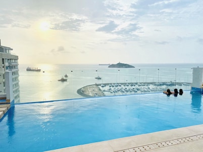 Blue Loft 14th floor, Jacuzzi, Sauna, Turkish bath, swimming pool, gym, spa, bar.