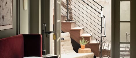 Petite Queen with private Patio | Ylelliset vuodevaatteet, pillowtop-patjalliset sängyt, ilmainen Wi-Fi