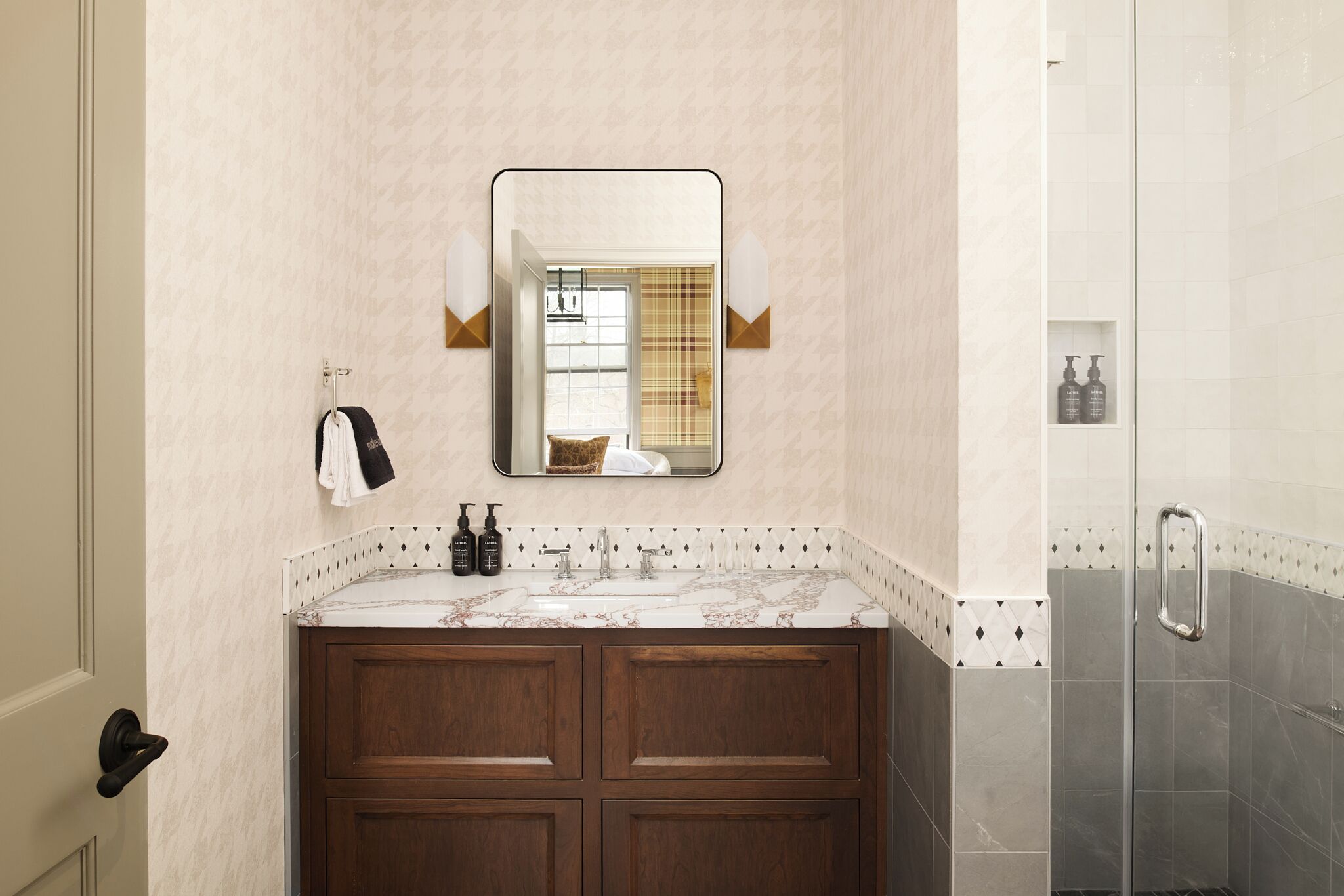 Douche, articles de toilette de luxe, peignoirs, serviettes fournies