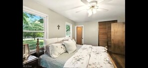 3 bedrooms, iron/ironing board, WiFi, bed sheets
