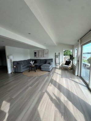 Smart TV, fireplace, books - Lakefront Retreat with Private Dock's, Stunning views, Fireplaces and hot tub! (Bonney Lake)