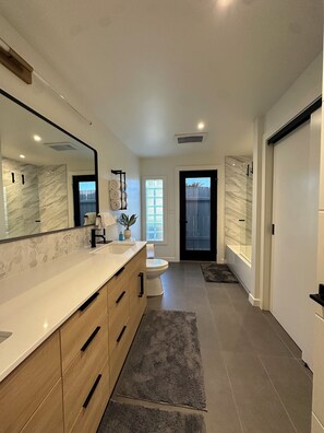 Regadera, amenidades de baño ecológicas, secadora de cabello, toallas 