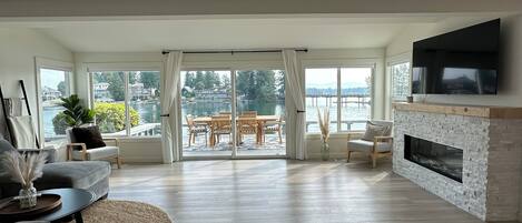 TV connectée, cheminée, livres