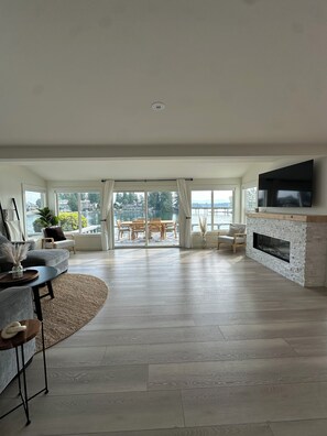 Smart TV, chimenea y libros 