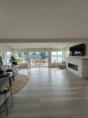 Smart TV, chimenea y libros