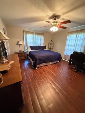 4 bedrooms, iron/ironing board, WiFi, bed sheets - Delightful 4-bedroom house in Lake Hamilton with boat dock (Lake Hamilton)