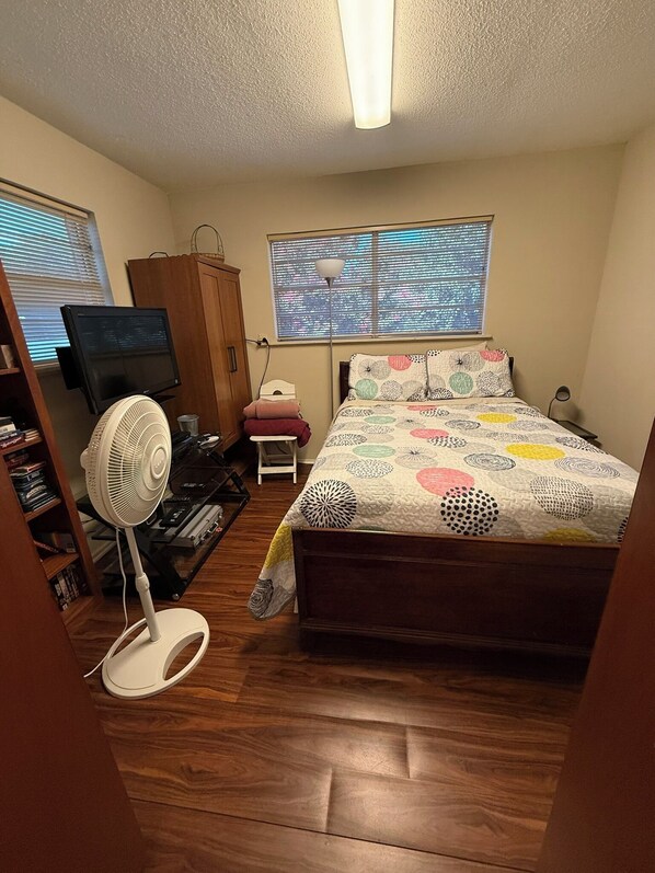 4 bedrooms, iron/ironing board, WiFi, bed sheets - Delightful 4-bedroom house in Lake Hamilton with boat dock (Lake Hamilton)