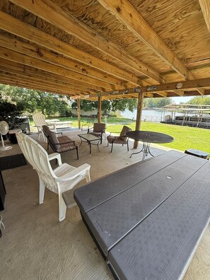 Outdoor dining - Delightful 4-bedroom house in Lake Hamilton with boat dock (Lake Hamilton)
