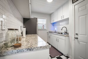 Microondas, horno, placa de cocina