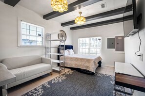 4 habitaciones, tabla de planchar con plancha, wifi y ropa de cama 