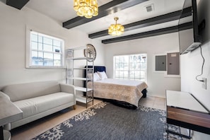 4 habitaciones, tabla de planchar con plancha, wifi y ropa de cama