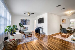 Smart TV, books, stereo - Lakefront Home with Outdoor Pool Table, Firepit, and Grill in Jacksonville (Jacksonville)
