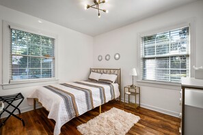 4 bedrooms, in-room safe, iron/ironing board, travel crib - Lakefront Home with Outdoor Pool Table, Firepit, and Grill in Jacksonville (Jacksonville)